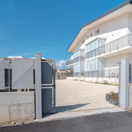 Leverblu House And *