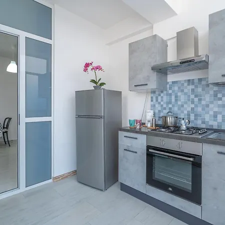 Leverblu House And 3*