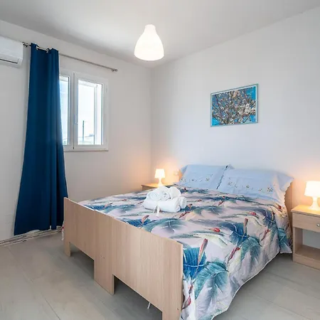 Leverblu House And 3*